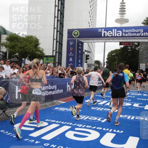 29.06.2025 - hella hamburg halbmarathon Michael Strokosch http://msf.ph/oto/8237237 29.06.2025 10:54:13 Ziel 1410, 3208, 3209, 3898, 5638, 6294, 6443, 6581, 8390, 9791, 11499, 12213, 12379, 13397, 13794, 15169, 15524, 16780, 16871 meine-sportfotos.de
