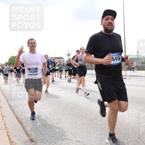29.06.2025 - hella hamburg halbmarathon Lena Gebhardt http://msf.ph/oto/8237239 29.06.2025 10:33:43 Lombardsbrücke 1189, 1275, 1417, 1764, 1896, 1995, 2342, 2482, 2776, 2838, 3170, 3264, 3340, 3341, 3345, 3560, 3812, 4164, 4361, 4433, 4445, 4449, 4479, 4696, 4942, 5075, 5096, 5141, 5557, 5561, 5566, 5569, 5584, 5691, 5821, 5822, 5887, 6109, 6364, 6515, 6516, 6854, 6956, 6999, 7027, 7565, 7653, 7705, 8021, 8157, 8202, 8282, 8375, 8377, 8383, 8401, 8891, 9094, 9234, 9258, 9438, 9591, 9592, 9750, 9780, 9799, 9875, 9995, 10007, 10071, 10561, 11811, 11826 meine-sportfotos.de