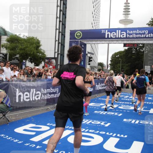 29.06.2025 - hella hamburg halbmarathon Michael Strokosch http://msf.ph/oto/8237248 29.06.2025 10:54:14 Ziel 1410, 3208, 3209, 3898, 5638, 6294, 6443, 6581, 8390, 9791, 12213, 13397, 13794, 15169, 15524, 16780, 16871 meine-sportfotos.de