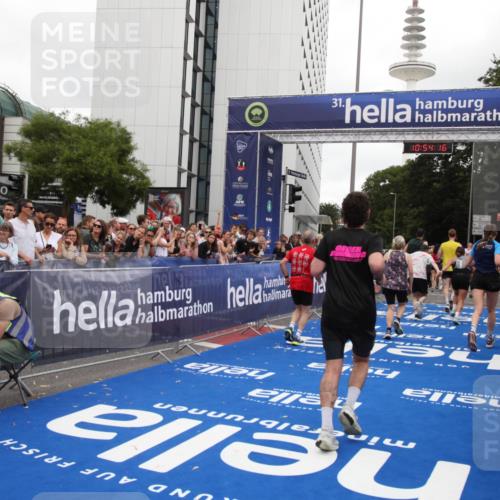 29.06.2025 - hella hamburg halbmarathon Michael Strokosch http://msf.ph/oto/8237265 29.06.2025 10:54:15 Ziel 1410, 3177, 3208, 3209, 3898, 5638, 6082, 6084, 6294, 6443, 6581, 8390, 9791, 12213, 13033, 13397, 13794, 15169, 15524, 16780, 16871 meine-sportfotos.de