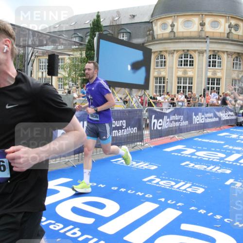 29.06.2025 - hella hamburg halbmarathon Michael Strokosch http://msf.ph/oto/8237312 29.06.2025 10:47:57 Ziel 1604, 1613, 5022, 6836, 11961, 14730, 15333, 16766, 17451, 18356, 18836 meine-sportfotos.de