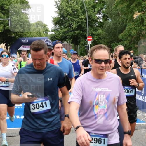 29.06.2025 - hella hamburg halbmarathon Zöllner http://msf.ph/oto/8237365 29.06.2025 10:55:18 Ziel 1549, 1628, 2119, 4903, 5643, 6723, 6891, 8973, 9361, 10188, 10263, 10582, 11184, 11747, 12248, 13470, 14834, 15854, 16108, 16521, 18031, 18380, 18531, 18966 meine-sportfotos.de