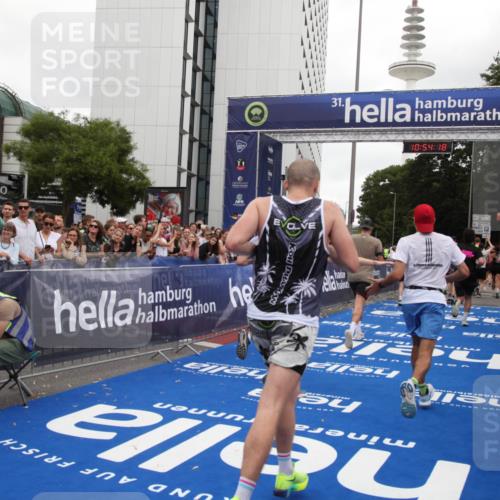 29.06.2025 - hella hamburg halbmarathon Michael Strokosch http://msf.ph/oto/8237377 29.06.2025 10:54:17 Ziel 3103, 3177, 3861, 3898, 5638, 6082, 6084, 6294, 6443, 7274, 8223, 8390, 9791, 12213, 13033, 13397, 13794, 15169, 15524, 16527, 16780, 17087 meine-sportfotos.de