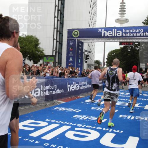 29.06.2025 - hella hamburg halbmarathon Michael Strokosch http://msf.ph/oto/8237390 29.06.2025 10:54:17 Ziel 3103, 3177, 3861, 3898, 5638, 6082, 6084, 6294, 6443, 7274, 8223, 8390, 9791, 12213, 13033, 13397, 13794, 15169, 15524, 16527, 16780, 17087 meine-sportfotos.de