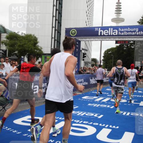 29.06.2025 - hella hamburg halbmarathon Michael Strokosch http://msf.ph/oto/8237408 29.06.2025 10:54:18 Ziel 3103, 3177, 3861, 3898, 5638, 6082, 6084, 6443, 7274, 8223, 8390, 9791, 11430, 12213, 13033, 13794, 13803, 15169, 15524, 16527, 16780, 17087 meine-sportfotos.de
