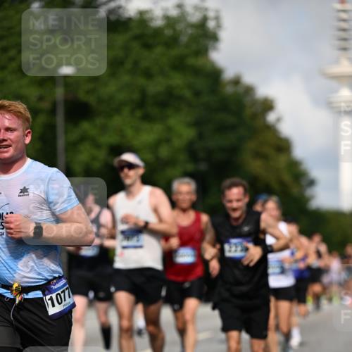 29.06.2025 - hella hamburg halbmarathon Dr. Thomas Lammeyer http://msf.ph/oto/8237436 29.06.2025 09:50:43 Kennedybrücke 1002, 1217, 1407, 1910, 1959, 2121, 2228, 2563, 2774, 2836, 2851, 3790, 3935, 4246, 4740, 5961, 6032, 6305, 6473, 6915, 7080, 7831, 7867, 7972, 8366, 8395, 9171, 9376, 9508, 10771, 11055 meine-sportfotos.de