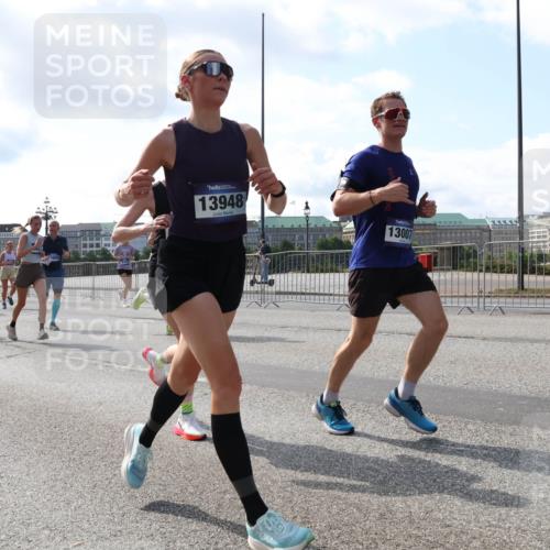 29.06.2025 - hella hamburg halbmarathon Lena Gebhardt http://msf.ph/oto/8237438 29.06.2025 09:56:17 Lombardsbrücke 1061, 1143, 1216, 1257, 1267, 1452, 1499, 1502, 1507, 1592, 1628, 1689, 1877, 2082, 2083, 2250, 2260, 2504, 2771, 2818, 2864, 2953, 2996, 3060, 3256, 3296, 3543, 4033, 4077, 4127, 4346, 4557, 4711, 4833, 5116, 5482, 5600, 5607, 5978, 6115, 6134, 6168, 6511, 6512, 7056, 7100, 7178, 7224, 7332, 7383, 7583, 7943, 8335, 8514, 8968, 8989, 8996, 9246, 9537, 10596 meine-sportfotos.de