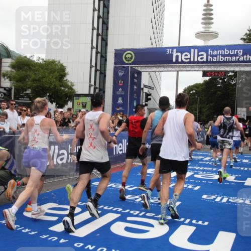 29.06.2025 - hella hamburg halbmarathon Michael Strokosch http://msf.ph/oto/8237439 29.06.2025 10:54:19 Ziel 3103, 3177, 3861, 3898, 6082, 6084, 6443, 7274, 8223, 9791, 11430, 12213, 13033, 13794, 13803, 15169, 15524, 16527, 16574, 16750, 16780, 17087 meine-sportfotos.de