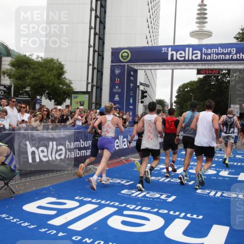 29.06.2025 - hella hamburg halbmarathon Michael Strokosch http://msf.ph/oto/8237493 29.06.2025 10:54:19 Ziel 3103, 3177, 3861, 3898, 6082, 6084, 6443, 7274, 8223, 9791, 11430, 12213, 13033, 13794, 13803, 15169, 15524, 16527, 16574, 16750, 16780, 17087 meine-sportfotos.de