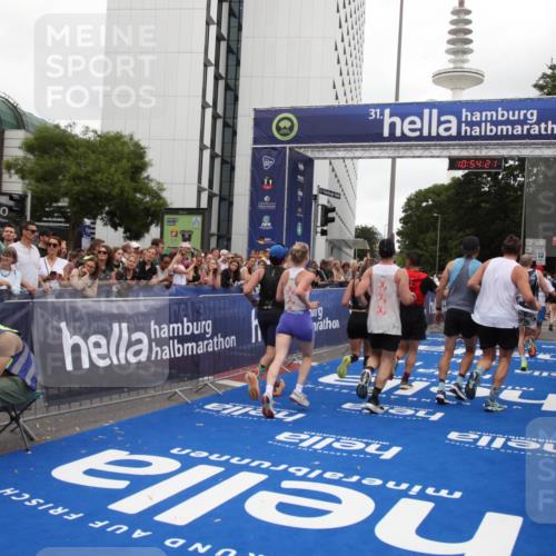 29.06.2025 - hella hamburg halbmarathon Michael Strokosch http://msf.ph/oto/8237504 29.06.2025 10:54:20 Ziel 3103, 3177, 3861, 3898, 6082, 6084, 6443, 7274, 8223, 11430, 12213, 13033, 13803, 15169, 15524, 16527, 16574, 16750, 16780, 16879, 17087 meine-sportfotos.de