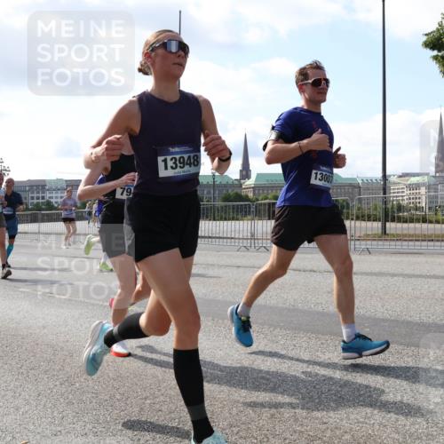 29.06.2025 - hella hamburg halbmarathon Lena Gebhardt http://msf.ph/oto/8237535 29.06.2025 09:56:17 Lombardsbrücke 1061, 1143, 1216, 1257, 1267, 1452, 1499, 1502, 1507, 1592, 1628, 1689, 1877, 2082, 2083, 2250, 2260, 2504, 2771, 2818, 2864, 2953, 2996, 3060, 3256, 3296, 3543, 4033, 4077, 4127, 4346, 4557, 4711, 4833, 5116, 5482, 5600, 5607, 5978, 6115, 6134, 6168, 6511, 6512, 7056, 7100, 7178, 7224, 7332, 7383, 7583, 7943, 8335, 8514, 8968, 8989, 8996, 9246, 9537, 10596 meine-sportfotos.de