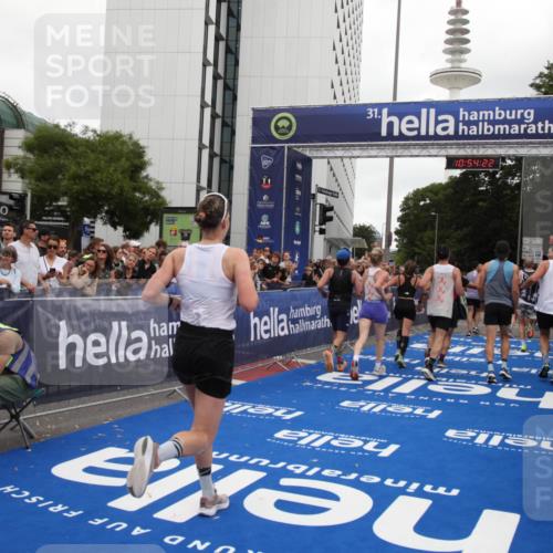 29.06.2025 - hella hamburg halbmarathon Michael Strokosch http://msf.ph/oto/8237541 29.06.2025 10:54:20 Ziel 3103, 3177, 3861, 3898, 6082, 6084, 6443, 7274, 8223, 11430, 12213, 13033, 13803, 15169, 15524, 16527, 16574, 16750, 16780, 16879, 17087 meine-sportfotos.de