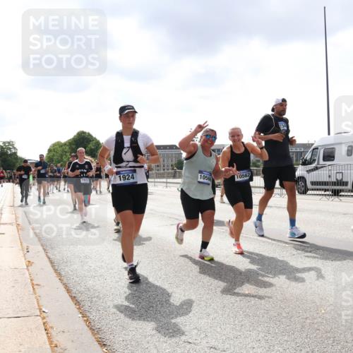 29.06.2025 - hella hamburg halbmarathon Lena Gebhardt http://msf.ph/oto/8237562 29.06.2025 10:45:15 Lombardsbrücke 1024, 1273, 1629, 1685, 1713, 1798, 1924, 2007, 2216, 2217, 2657, 2664, 2779, 3160, 3164, 3357, 3377, 3570, 3879, 3993, 4099, 4102, 4186, 4224, 4275, 4306, 4337, 4504, 4820, 4851, 5099, 5108, 5190, 5339, 5636, 5949, 6150, 6509, 6763, 6788, 6841, 6888, 6911, 6922, 6980, 7283, 7530, 7541, 7699, 7859, 7912, 8582, 8594, 8605, 8762, 8907, 9036, 9084, 9085, 9620, 10030, 10182, 10225, 10562, 10566, 10668, 10707, 11314, 12198, 12332, 12334, 12394, 13039, 13261 meine-sportfotos.de