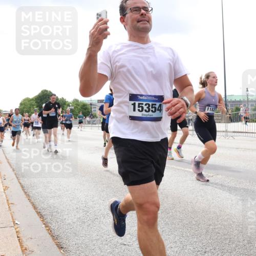 29.06.2025 - hella hamburg halbmarathon Lena Gebhardt http://msf.ph/oto/8237569 29.06.2025 10:33:44 Lombardsbrücke 1189, 1275, 1417, 1705, 1787, 1896, 1995, 2342, 2482, 2776, 2838, 3170, 3264, 3340, 3341, 3345, 3560, 3812, 4164, 4361, 4433, 4445, 4449, 4479, 4696, 4807, 4942, 5075, 5096, 5141, 5557, 5561, 5566, 5569, 5584, 5691, 5821, 5822, 5887, 6109, 6364, 6515, 6516, 6854, 6956, 6999, 7027, 7565, 7653, 7705, 8021, 8157, 8202, 8282, 8375, 8377, 8383, 8401, 8891, 9094, 9234, 9258, 9438, 9591, 9592, 9750, 9780, 9799, 9875, 9995, 10007, 10071, 10561, 11811 meine-sportfotos.de