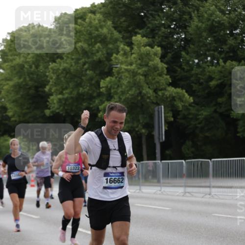 29.06.2025 - hella hamburg halbmarathon Jannik Wohlers http://msf.ph/oto/8237587 29.06.2025 10:29:07 Lombardsbrücke 1063, 1230, 1661, 3179, 3311, 3524, 4349, 4395, 6285, 6725, 7517, 7832, 8812, 9714, 10322, 10641, 10996, 11249, 11269, 11634, 11792, 11803, 12086, 12216, 13382, 14644, 16306, 16659, 16662, 16676, 17496, 17945, 18298, 18299 meine-sportfotos.de