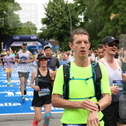 29.06.2025 - hella hamburg halbmarathon Zöllner http://msf.ph/oto/8237604 29.06.2025 10:55:21 Ziel 4189, 5643, 6723, 6891, 8487, 8973, 10188, 10263, 10582, 11184, 12526, 13236, 13470, 15854, 16521, 16985, 18290, 18380, 18531 meine-sportfotos.de