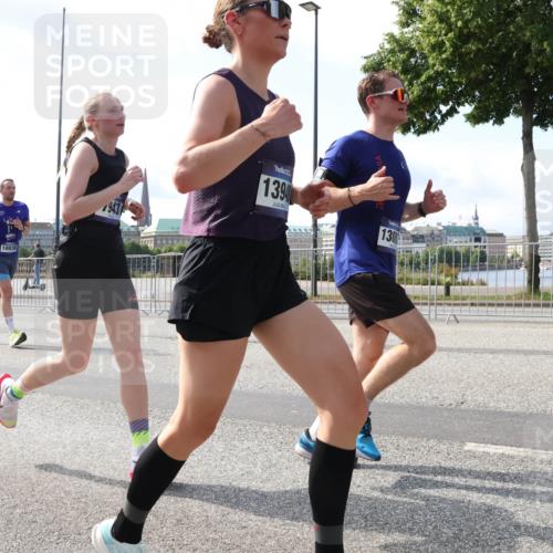 29.06.2025 - hella hamburg halbmarathon Lena Gebhardt http://msf.ph/oto/8237625 29.06.2025 09:56:17 Lombardsbrücke 1061, 1143, 1216, 1257, 1267, 1452, 1499, 1502, 1507, 1592, 1628, 1689, 1877, 2082, 2083, 2250, 2260, 2504, 2771, 2818, 2864, 2953, 2996, 3060, 3256, 3296, 3543, 4033, 4077, 4127, 4346, 4557, 4711, 4833, 5116, 5482, 5600, 5607, 5978, 6115, 6134, 6168, 6511, 6512, 7056, 7100, 7178, 7224, 7332, 7383, 7583, 7943, 8335, 8514, 8968, 8989, 8996, 9246, 9537, 10596 meine-sportfotos.de