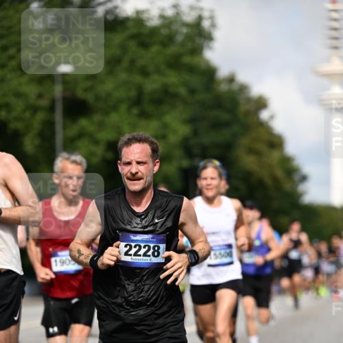 29.06.2025 - hella hamburg halbmarathon Dr. Thomas Lammeyer http://msf.ph/oto/8237629 29.06.2025 09:50:45 Kennedybrücke 1002, 1217, 1407, 1910, 2121, 2228, 2404, 2563, 2774, 2851, 3790, 3935, 4246, 4740, 5961, 6032, 6305, 6473, 6915, 7831, 7972, 8366, 8395, 9171, 9376, 9508, 10771, 11055 meine-sportfotos.de