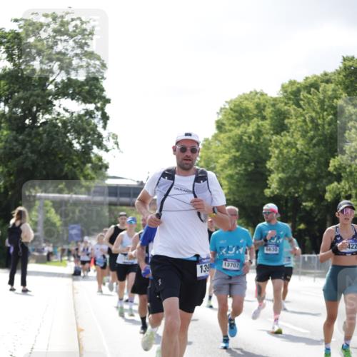 29.06.2025 - hella hamburg halbmarathon Jannik Wohlers http://msf.ph/oto/8237634 29.06.2025 09:53:51 Lombardsbrücke 1119, 1399, 1413, 1424, 1476, 1892, 1902, 2020, 2098, 2188, 2842, 3477, 3785, 4029, 4183, 4185, 4237, 4270, 5020, 6198, 6630, 6831, 7297, 8576, 8698, 8743, 8928, 9463, 9482, 9815, 10529, 11773, 11848, 12084, 12159, 12203, 12549, 12679, 12706, 12724, 12747, 13123, 13297, 13348, 13707, 13746, 14541, 14804, 15001, 15333, 15365, 15422, 15573, 15784, 15825, 15950, 16314, 16316, 16627, 16893, 17229, 17332, 17451, 17710, 18380, 18499, 18509, 18815, 19137 meine-sportfotos.de