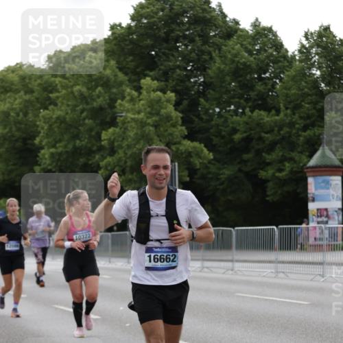 29.06.2025 - hella hamburg halbmarathon Jannik Wohlers http://msf.ph/oto/8237682 29.06.2025 10:29:07 Lombardsbrücke 1063, 1230, 1661, 3179, 3311, 3524, 4349, 4395, 6285, 6725, 7517, 7832, 8812, 9714, 10322, 10641, 10996, 11249, 11269, 11634, 11792, 11803, 12086, 12216, 13382, 14644, 16306, 16659, 16662, 16676, 17496, 17945, 18298, 18299 meine-sportfotos.de