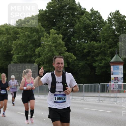 29.06.2025 - hella hamburg halbmarathon Jannik Wohlers http://msf.ph/oto/8237691 29.06.2025 10:29:07 Lombardsbrücke 1063, 1230, 1661, 3179, 3311, 3524, 4349, 4395, 6285, 6725, 7517, 7832, 8812, 9714, 10322, 10641, 10996, 11249, 11269, 11634, 11792, 11803, 12086, 12216, 13382, 14644, 16306, 16659, 16662, 16676, 17496, 17945, 18298, 18299 meine-sportfotos.de