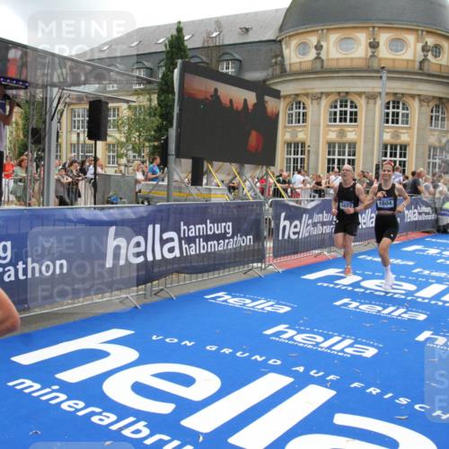 29.06.2025 - hella hamburg halbmarathon Michael Strokosch http://msf.ph/oto/8237700 29.06.2025 10:48:01 Ziel 1604, 1613, 4528, 4601, 5022, 6377, 12808, 14730, 15333, 16766, 17451, 18206, 18922, 19198 meine-sportfotos.de