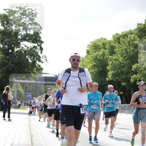 29.06.2025 - hella hamburg halbmarathon Jannik Wohlers http://msf.ph/oto/8237706 29.06.2025 09:53:51 Lombardsbrücke 1119, 1399, 1413, 1424, 1476, 1892, 1902, 2020, 2098, 2188, 2842, 3477, 3785, 4029, 4183, 4185, 4237, 4270, 5020, 6198, 6630, 6831, 7297, 8576, 8698, 8743, 8928, 9463, 9482, 9815, 10529, 11773, 11848, 12084, 12159, 12203, 12549, 12679, 12706, 12724, 12747, 13123, 13297, 13348, 13707, 13746, 14541, 14804, 15001, 15333, 15365, 15422, 15573, 15784, 15825, 15950, 16314, 16316, 16627, 16893, 17229, 17332, 17451, 17710, 18380, 18499, 18509, 18815, 19137 meine-sportfotos.de