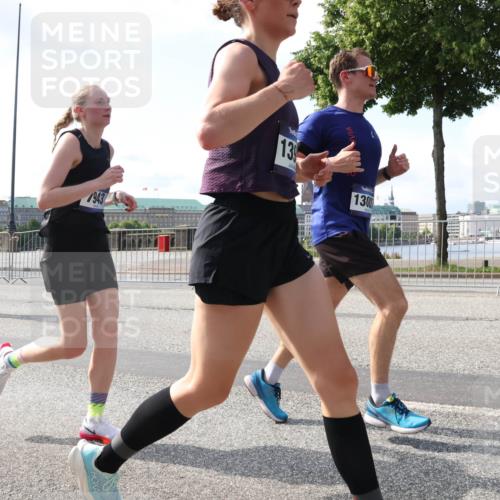 29.06.2025 - hella hamburg halbmarathon Lena Gebhardt http://msf.ph/oto/8237730 29.06.2025 09:56:18 Lombardsbrücke 1061, 1216, 1257, 1267, 1452, 1499, 1502, 1507, 1592, 1628, 1689, 1877, 2082, 2083, 2250, 2260, 2504, 2771, 2818, 2864, 2953, 2996, 3060, 3256, 3296, 3543, 4033, 4065, 4077, 4127, 4346, 4557, 4711, 4833, 5116, 5482, 5600, 5607, 5978, 6115, 6134, 6168, 6511, 6512, 7056, 7100, 7178, 7224, 7332, 7383, 7583, 7943, 8335, 8514, 8968, 8989, 8996, 9246, 9537, 10596 meine-sportfotos.de