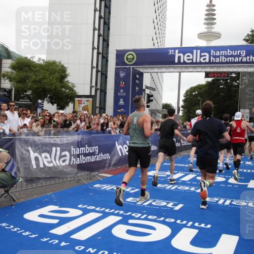 29.06.2025 - hella hamburg halbmarathon Michael Strokosch http://msf.ph/oto/8237739 29.06.2025 10:54:23 Ziel 1267, 1442, 3103, 3177, 3861, 6082, 6084, 6511, 6512, 7274, 8223, 8772, 11430, 13033, 13289, 13803, 15946, 16527, 16574, 16750, 16879, 17087, 17698, 18268 meine-sportfotos.de