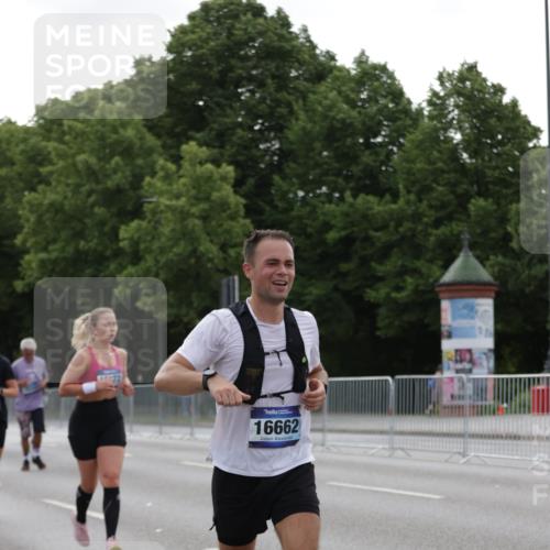 29.06.2025 - hella hamburg halbmarathon Jannik Wohlers http://msf.ph/oto/8237748 29.06.2025 10:29:07 Lombardsbrücke 1063, 1230, 1661, 3179, 3311, 3524, 4349, 4395, 6285, 6725, 7517, 7832, 8812, 9714, 10322, 10641, 10996, 11249, 11269, 11634, 11792, 11803, 12086, 12216, 13382, 14644, 16306, 16659, 16662, 16676, 17496, 17945, 18298, 18299 meine-sportfotos.de