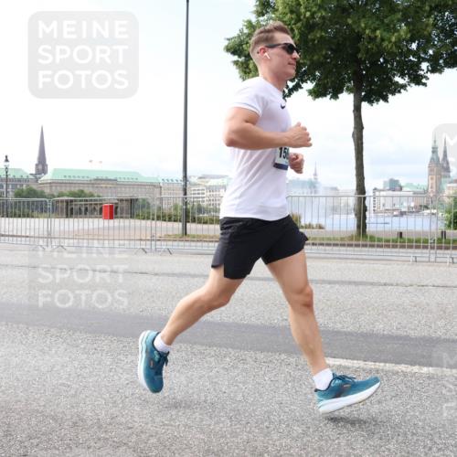 29.06.2025 - hella hamburg halbmarathon Lena Gebhardt http://msf.ph/oto/8237762 29.06.2025 10:09:35 Lombardsbrücke 1052, 1147, 1188, 1456, 1483, 1513, 1823, 1838, 2978, 4859, 5806, 5885, 6674, 7058, 7187, 8090, 8685, 9150, 9297, 9306, 9718, 9781, 9988, 10194, 10819, 11067, 11496, 12156, 12255, 12509, 12862, 13210, 13660, 13739, 14736, 15697, 16191, 16455, 16688, 16918, 17347, 17630, 17899, 18076, 18440, 18726, 18727, 19166, 19242 meine-sportfotos.de