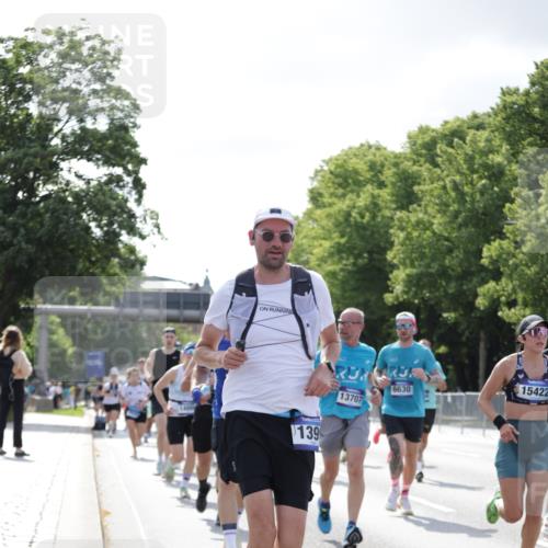 29.06.2025 - hella hamburg halbmarathon Jannik Wohlers http://msf.ph/oto/8237773 29.06.2025 09:53:51 Lombardsbrücke 1119, 1399, 1413, 1424, 1476, 1892, 1902, 2020, 2098, 2188, 2842, 3477, 3785, 4029, 4183, 4185, 4237, 4270, 5020, 6198, 6630, 6831, 7297, 8576, 8698, 8743, 8928, 9463, 9482, 9815, 10529, 11773, 11848, 12084, 12159, 12203, 12549, 12679, 12706, 12724, 12747, 13123, 13297, 13348, 13707, 13746, 14541, 14804, 15001, 15333, 15365, 15422, 15573, 15784, 15825, 15950, 16314, 16316, 16627, 16893, 17229, 17332, 17451, 17710, 18380, 18499, 18509, 18815, 19137 meine-sportfotos.de