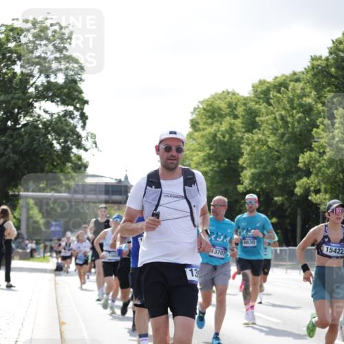 29.06.2025 - hella hamburg halbmarathon Jannik Wohlers http://msf.ph/oto/8237802 29.06.2025 09:53:51 Lombardsbrücke 1119, 1399, 1413, 1424, 1476, 1892, 1902, 2020, 2098, 2188, 2842, 3477, 3785, 4029, 4183, 4185, 4237, 4270, 5020, 6198, 6630, 6831, 7297, 8576, 8698, 8743, 8928, 9463, 9482, 9815, 10529, 11773, 11848, 12084, 12159, 12203, 12549, 12679, 12706, 12724, 12747, 13123, 13297, 13348, 13707, 13746, 14541, 14804, 15001, 15333, 15365, 15422, 15573, 15784, 15825, 15950, 16314, 16316, 16627, 16893, 17229, 17332, 17451, 17710, 18380, 18499, 18509, 18815, 19137 meine-sportfotos.de
