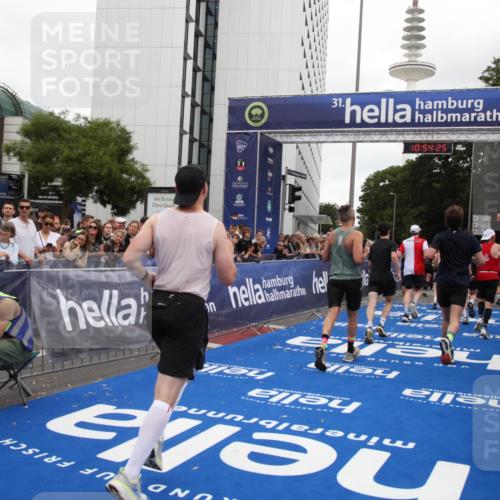 29.06.2025 - hella hamburg halbmarathon Michael Strokosch http://msf.ph/oto/8237809 29.06.2025 10:54:24 Ziel 1267, 1442, 3103, 3177, 3861, 4635, 6082, 6084, 6511, 6512, 7274, 8223, 8772, 11430, 12362, 13033, 13289, 13803, 15946, 16527, 16574, 16750, 16879, 17087, 17698, 18268 meine-sportfotos.de