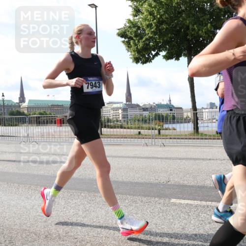 29.06.2025 - hella hamburg halbmarathon Lena Gebhardt http://msf.ph/oto/8237810 29.06.2025 09:56:18 Lombardsbrücke 1061, 1216, 1257, 1267, 1452, 1499, 1502, 1507, 1592, 1628, 1689, 1877, 2082, 2083, 2250, 2260, 2504, 2771, 2818, 2864, 2953, 2996, 3060, 3256, 3296, 3543, 4033, 4065, 4077, 4127, 4346, 4557, 4711, 4833, 5116, 5482, 5600, 5607, 5978, 6115, 6134, 6168, 6511, 6512, 7056, 7100, 7178, 7224, 7332, 7383, 7583, 7943, 8335, 8514, 8968, 8989, 8996, 9246, 9537, 10596 meine-sportfotos.de