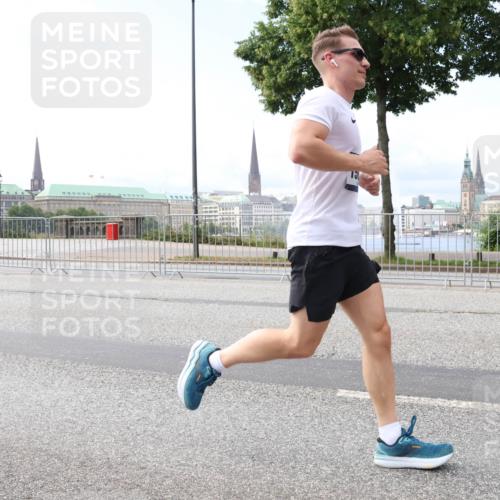 29.06.2025 - hella hamburg halbmarathon Lena Gebhardt http://msf.ph/oto/8237838 29.06.2025 10:09:35 Lombardsbrücke 1052, 1147, 1188, 1456, 1483, 1513, 1823, 1838, 2978, 4859, 5806, 5885, 6674, 7058, 7187, 8090, 8685, 9150, 9297, 9306, 9718, 9781, 9988, 10194, 10819, 11067, 11496, 12156, 12255, 12509, 12862, 13210, 13660, 13739, 14736, 15697, 16191, 16455, 16688, 16918, 17347, 17630, 17899, 18076, 18440, 18726, 18727, 19166, 19242 meine-sportfotos.de