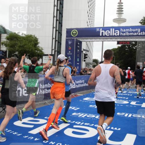 29.06.2025 - hella hamburg halbmarathon Michael Strokosch http://msf.ph/oto/8237845 29.06.2025 10:54:25 Ziel 1267, 1442, 3103, 3426, 3861, 4635, 6511, 6512, 7274, 8223, 8772, 11430, 12362, 13289, 13803, 15946, 16327, 16527, 16574, 16750, 16879, 17087, 17698, 18268 meine-sportfotos.de