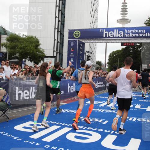 29.06.2025 - hella hamburg halbmarathon Michael Strokosch http://msf.ph/oto/8237855 29.06.2025 10:54:25 Ziel 1267, 1442, 3103, 3426, 3861, 4635, 6511, 6512, 7274, 8223, 8772, 11430, 12362, 13289, 13803, 15946, 16327, 16527, 16574, 16750, 16879, 17087, 17698, 18268 meine-sportfotos.de