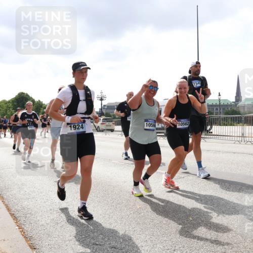 29.06.2025 - hella hamburg halbmarathon Lena Gebhardt http://msf.ph/oto/8237861 29.06.2025 10:45:15 Lombardsbrücke 1024, 1273, 1629, 1685, 1713, 1798, 1924, 2007, 2216, 2217, 2657, 2664, 2779, 3160, 3164, 3357, 3377, 3570, 3879, 3993, 4099, 4102, 4186, 4224, 4275, 4306, 4337, 4504, 4820, 4851, 5099, 5108, 5190, 5339, 5636, 5949, 6150, 6509, 6763, 6788, 6841, 6888, 6911, 6922, 6980, 7283, 7530, 7541, 7699, 7859, 7912, 8582, 8594, 8605, 8762, 8907, 9036, 9084, 9085, 9620, 10030, 10182, 10225, 10562, 10566, 10668, 10707, 11314, 12198, 12332, 12334, 12394, 13039, 13261 meine-sportfotos.de