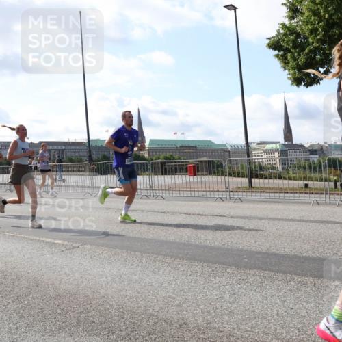 29.06.2025 - hella hamburg halbmarathon Lena Gebhardt http://msf.ph/oto/8237864 29.06.2025 09:56:18 Lombardsbrücke 1061, 1216, 1257, 1267, 1452, 1499, 1502, 1507, 1592, 1628, 1689, 1877, 2082, 2083, 2250, 2260, 2504, 2771, 2818, 2864, 2953, 2996, 3060, 3256, 3296, 3543, 4033, 4065, 4077, 4127, 4346, 4557, 4711, 4833, 5116, 5482, 5600, 5607, 5978, 6115, 6134, 6168, 6511, 6512, 7056, 7100, 7178, 7224, 7332, 7383, 7583, 7943, 8335, 8514, 8968, 8989, 8996, 9246, 9537, 10596 meine-sportfotos.de
