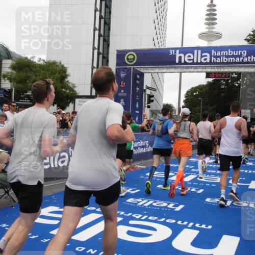29.06.2025 - hella hamburg halbmarathon Michael Strokosch http://msf.ph/oto/8237875 29.06.2025 10:54:25 Ziel 1267, 1442, 3103, 3426, 3861, 4635, 6511, 6512, 7274, 8223, 8772, 11430, 12362, 13289, 13803, 15946, 16327, 16527, 16574, 16750, 16879, 17087, 17698, 18268 meine-sportfotos.de