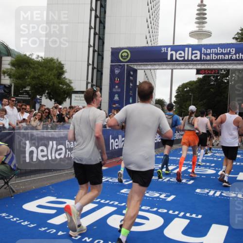 29.06.2025 - hella hamburg halbmarathon Michael Strokosch http://msf.ph/oto/8237891 29.06.2025 10:54:26 Ziel 1267, 1442, 3426, 4635, 6511, 6512, 8223, 8772, 11009, 11430, 12321, 12362, 13289, 13803, 15946, 16327, 16574, 16750, 16879, 17087, 17698, 18268, 19067 meine-sportfotos.de