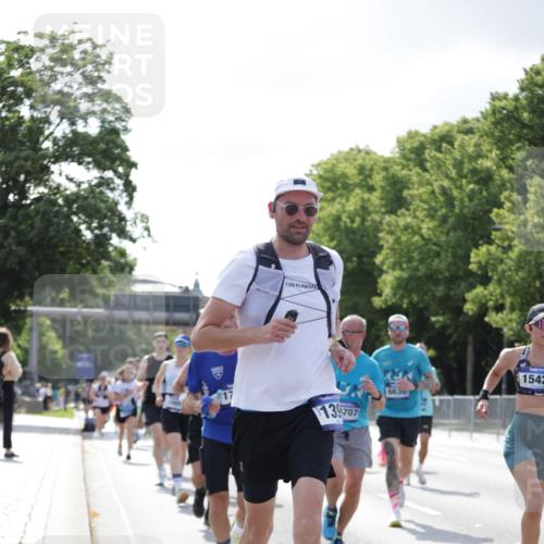 29.06.2025 - hella hamburg halbmarathon Jannik Wohlers http://msf.ph/oto/8237930 29.06.2025 09:53:51 Lombardsbrücke 1119, 1399, 1413, 1424, 1476, 1892, 1902, 2020, 2098, 2188, 2842, 3477, 3785, 4029, 4183, 4185, 4237, 4270, 5020, 6198, 6630, 6831, 7297, 8576, 8698, 8743, 8928, 9463, 9482, 9815, 10529, 11773, 11848, 12084, 12159, 12203, 12549, 12679, 12706, 12724, 12747, 13123, 13297, 13348, 13707, 13746, 14541, 14804, 15001, 15333, 15365, 15422, 15573, 15784, 15825, 15950, 16314, 16316, 16627, 16893, 17229, 17332, 17451, 17710, 18380, 18499, 18509, 18815, 19137 meine-sportfotos.de