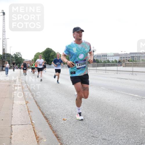 29.06.2025 - hella hamburg halbmarathon Lena Gebhardt http://msf.ph/oto/8237942 29.06.2025 10:09:36 Lombardsbrücke 1052, 1188, 1456, 1483, 1513, 1823, 1838, 2978, 4592, 4859, 5806, 5885, 6674, 7058, 7187, 8090, 8685, 9150, 9297, 9306, 9718, 9781, 9988, 10194, 10819, 11067, 12156, 12255, 12509, 12862, 13210, 13660, 13739, 14736, 15697, 16191, 16455, 16688, 16918, 17347, 17630, 17899, 18076, 18440, 18726, 18727, 19166, 19242 meine-sportfotos.de