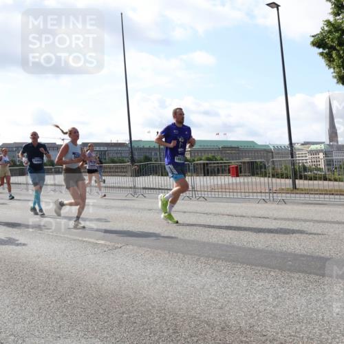 29.06.2025 - hella hamburg halbmarathon Lena Gebhardt http://msf.ph/oto/8237962 29.06.2025 09:56:18 Lombardsbrücke 1061, 1216, 1257, 1267, 1452, 1499, 1502, 1507, 1592, 1628, 1689, 1877, 2082, 2083, 2250, 2260, 2504, 2771, 2818, 2864, 2953, 2996, 3060, 3256, 3296, 3543, 4033, 4065, 4077, 4127, 4346, 4557, 4711, 4833, 5116, 5482, 5600, 5607, 5978, 6115, 6134, 6168, 6511, 6512, 7056, 7100, 7178, 7224, 7332, 7383, 7583, 7943, 8335, 8514, 8968, 8989, 8996, 9246, 9537, 10596 meine-sportfotos.de