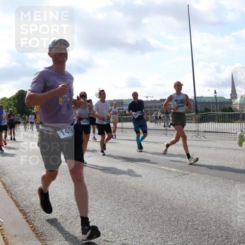 29.06.2025 - hella hamburg halbmarathon Lena Gebhardt http://msf.ph/oto/8238043 29.06.2025 09:56:18 Lombardsbrücke 1061, 1216, 1257, 1267, 1452, 1499, 1502, 1507, 1592, 1628, 1689, 1877, 2082, 2083, 2250, 2260, 2504, 2771, 2818, 2864, 2953, 2996, 3060, 3256, 3296, 3543, 4033, 4065, 4077, 4127, 4346, 4557, 4711, 4833, 5116, 5482, 5600, 5607, 5978, 6115, 6134, 6168, 6511, 6512, 7056, 7100, 7178, 7224, 7332, 7383, 7583, 7943, 8335, 8514, 8968, 8989, 8996, 9246, 9537, 10596 meine-sportfotos.de