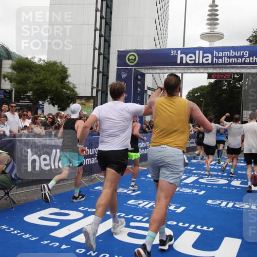 29.06.2025 - hella hamburg halbmarathon Michael Strokosch http://msf.ph/oto/8238046 29.06.2025 10:54:28 Ziel 1267, 1442, 3426, 4635, 4868, 6511, 6512, 7129, 8772, 11009, 12321, 12362, 13289, 15946, 16327, 16574, 16750, 16879, 17698, 18268, 19067 meine-sportfotos.de