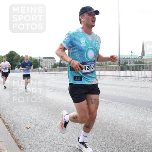 29.06.2025 - hella hamburg halbmarathon Lena Gebhardt http://msf.ph/oto/8238058 29.06.2025 10:09:36 Lombardsbrücke 1052, 1188, 1456, 1483, 1513, 1823, 1838, 2978, 4592, 4859, 5806, 5885, 6674, 7058, 7187, 8090, 8685, 9150, 9297, 9306, 9718, 9781, 9988, 10194, 10819, 11067, 12156, 12255, 12509, 12862, 13210, 13660, 13739, 14736, 15697, 16191, 16455, 16688, 16918, 17347, 17630, 17899, 18076, 18440, 18726, 18727, 19166, 19242 meine-sportfotos.de