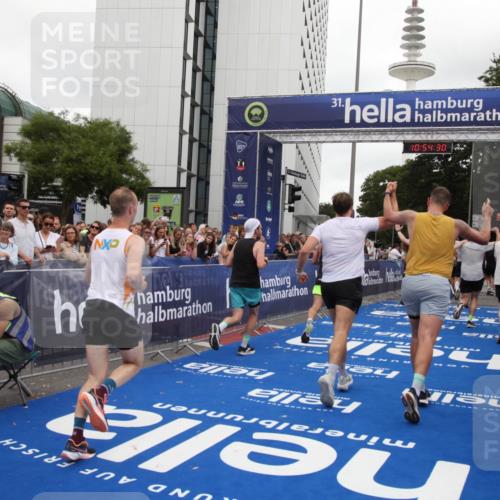 29.06.2025 - hella hamburg halbmarathon Michael Strokosch http://msf.ph/oto/8238070 29.06.2025 10:54:29 Ziel 1267, 1442, 3426, 4635, 4868, 6511, 6512, 7129, 8772, 11009, 11797, 11799, 12321, 12362, 13289, 15946, 16327, 16879, 17698, 18268, 19067 meine-sportfotos.de