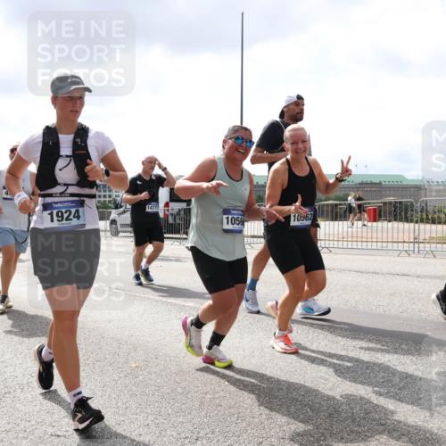 29.06.2025 - hella hamburg halbmarathon Lena Gebhardt http://msf.ph/oto/8238083 29.06.2025 10:45:16 Lombardsbrücke 1024, 1273, 1629, 1685, 1713, 1798, 1924, 2007, 2216, 2217, 2657, 2664, 2779, 2973, 3160, 3164, 3357, 3377, 3570, 3879, 3993, 4099, 4102, 4186, 4224, 4275, 4306, 4337, 4504, 4820, 4851, 5099, 5108, 5190, 5339, 5636, 5949, 6150, 6509, 6763, 6788, 6841, 6888, 6911, 6922, 6980, 7283, 7530, 7541, 7699, 7859, 7912, 8582, 8594, 8605, 8762, 8907, 9036, 9620, 10030, 10182, 10225, 10562, 10566, 10668, 10707, 11314, 12198, 12332, 12334, 12394, 13039, 13261 meine-sportfotos.de